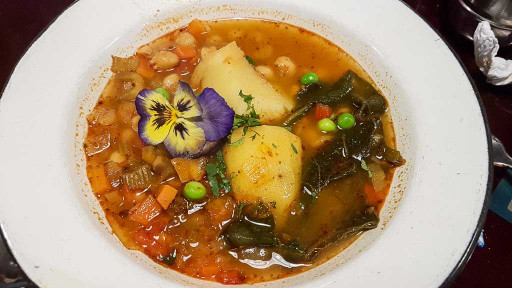 Soupe végétarienne florale