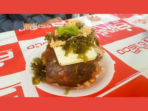 Fete du soleil à Cusco : Cuy avec des algues, fromage, oeufs, mais ...