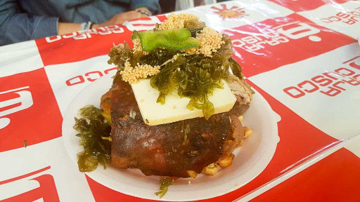 Fete du soleil à Cusco : Cuy avec des algues, fromage, oeufs, mais ...