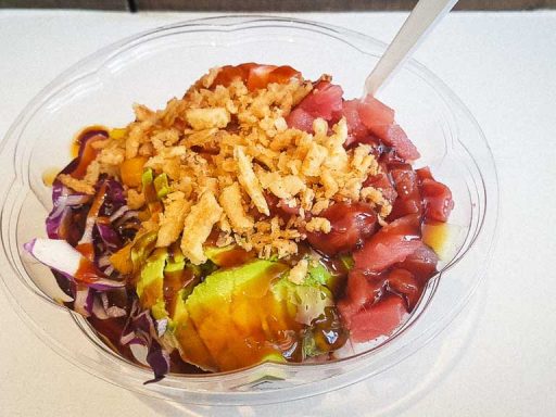Poké Ball : Poisson cru, avocat, mangue, choux rouges, oignons grillés sauce soja ...