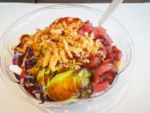 Poké Ball : Poisson cru, avocat, mangue, choux rouges, oignons grillés sauce soja ...