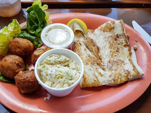 Poisson grillé avec coleslaw dans les Keys