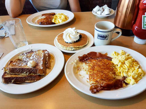Pain perdu, pancakes, rochtis, oeufs brouillés