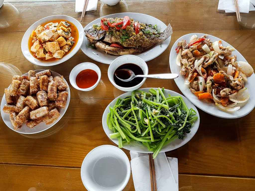 Repas copieux à bord d'un bateau vietnamien.