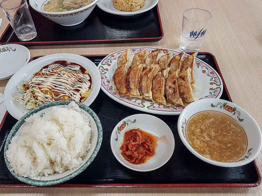 Menu Japonais avec gyoza, okonomiaki, ramen et gohan