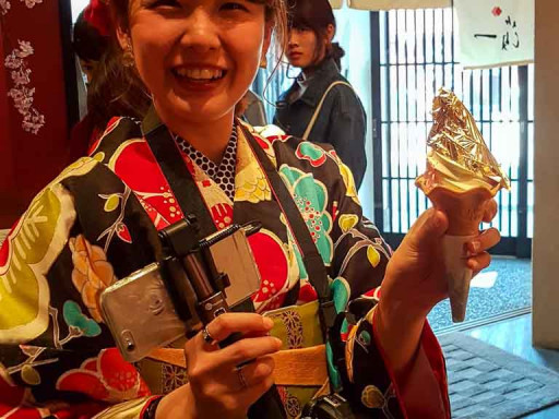 Glace avec une feuille d'or